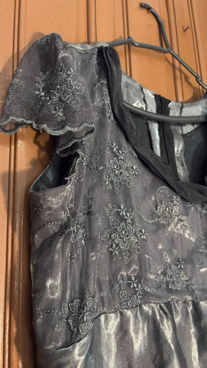 Vestido cinza com bordado