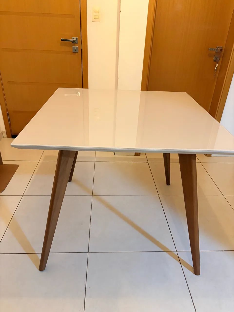 Mesa de jantar 90 x 90 cm e três cadeiras, modernas e elegantes. Sem avarias.