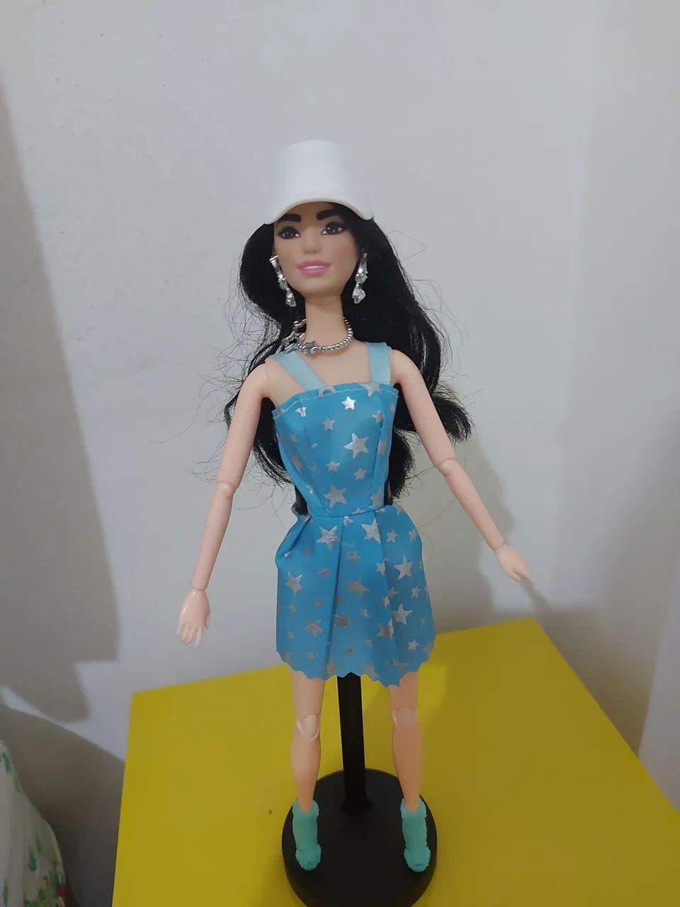 Barbie Asiática look azul com detalhes e bone branco.