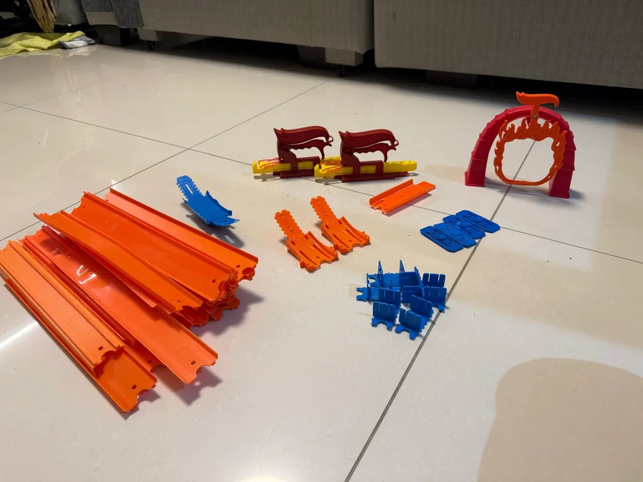 Pistas de hot wheels básica contem encaixes básicos e de rampa um loop