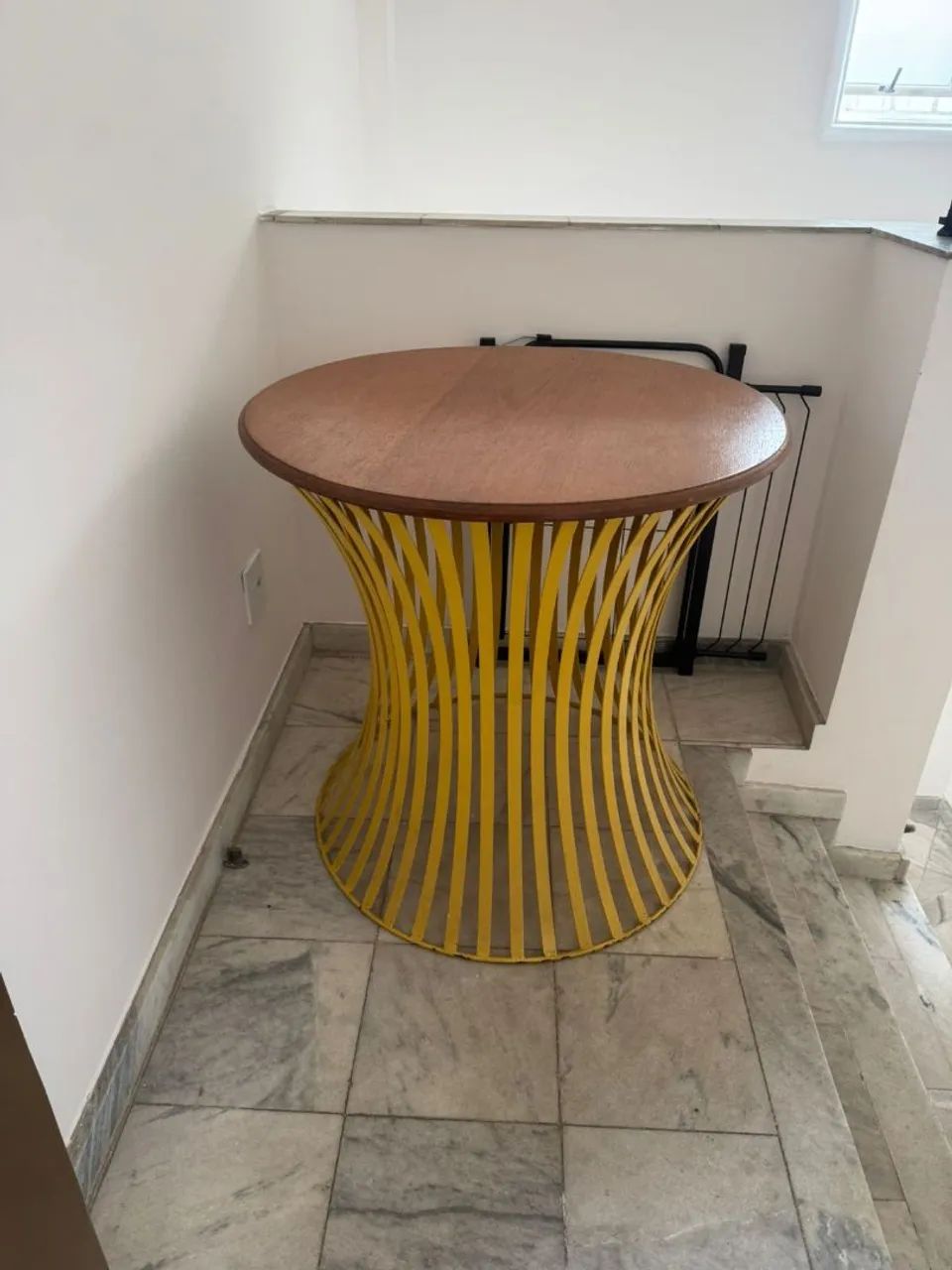 Conjunto Mesa Redonda de Madeira Maciça e com 4 bancos - Foto 3
