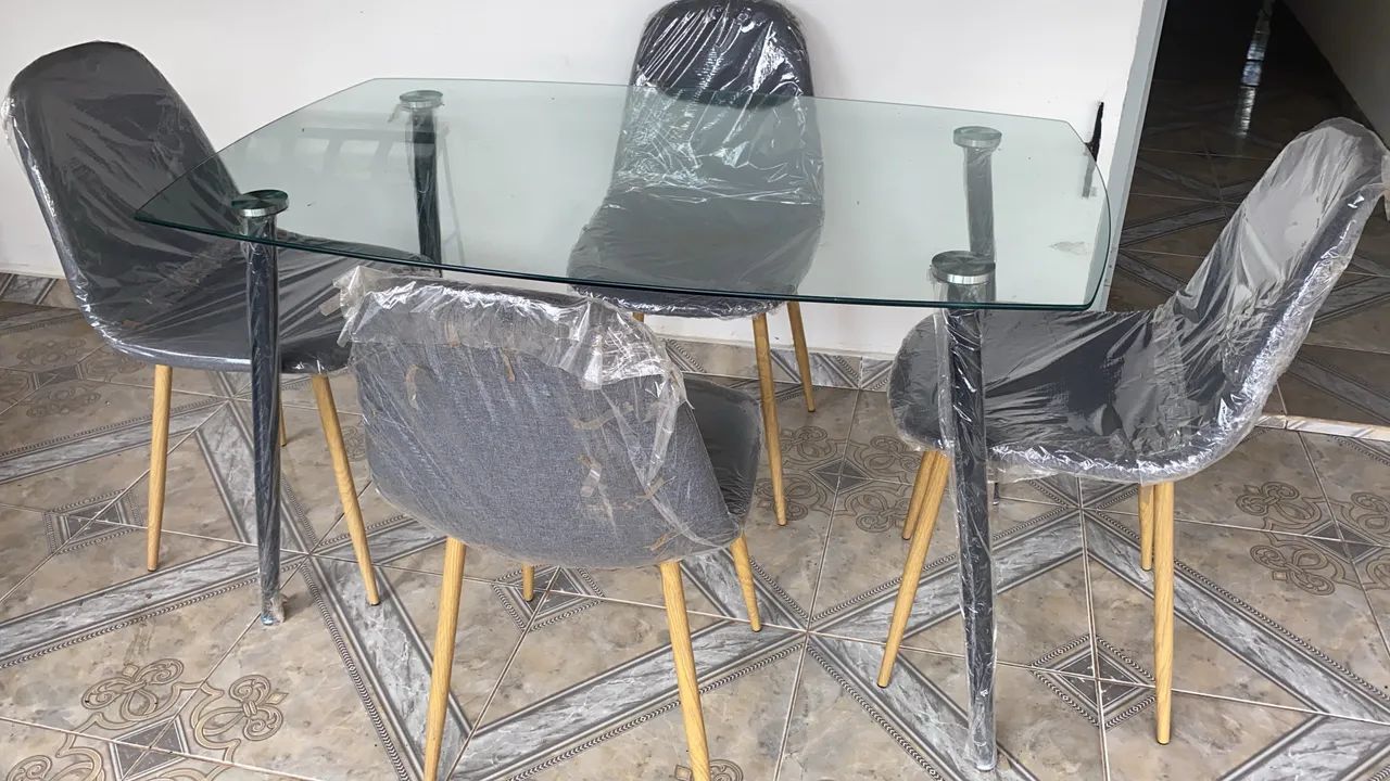 Mesa de vidro com quatro cadeiras  - Foto 3