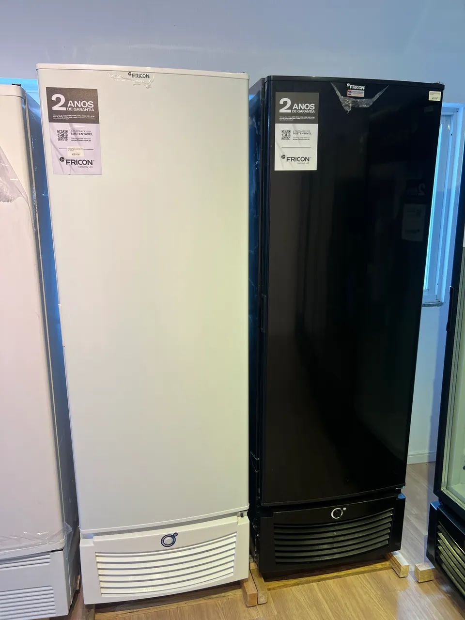Freezer vertical 569L porta sólida FRICON 