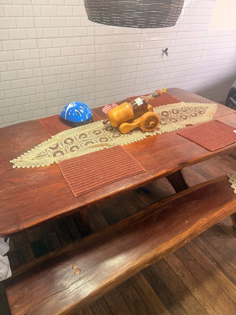 Mesa madeira maciça com dois bancos  - Foto 2