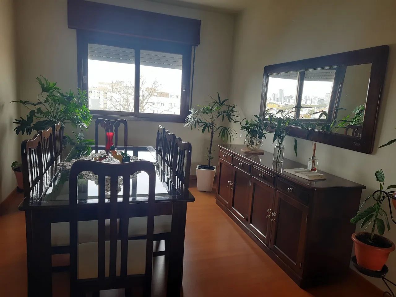 Conjunto de mesas com buffet com 8 cadeiras