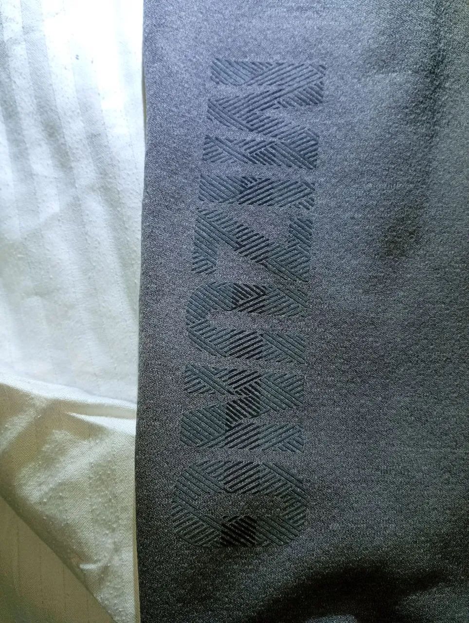 Calça Mizuno original cinza tam G 96% algodão 4% elastano. 2 bolsos com zíper e um cordão  - Foto 2