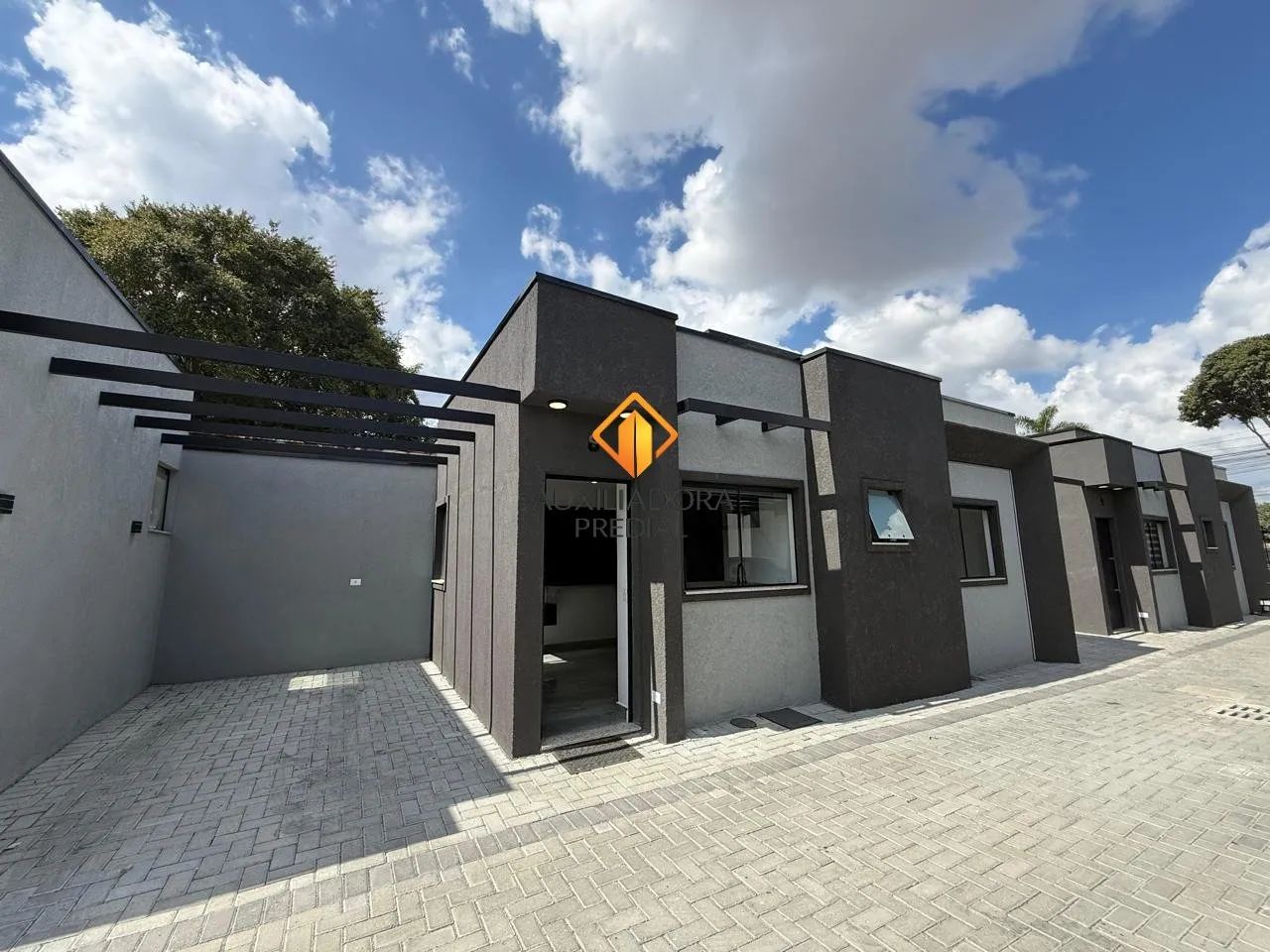 CASA SEMI-MOBILIADA HAUER