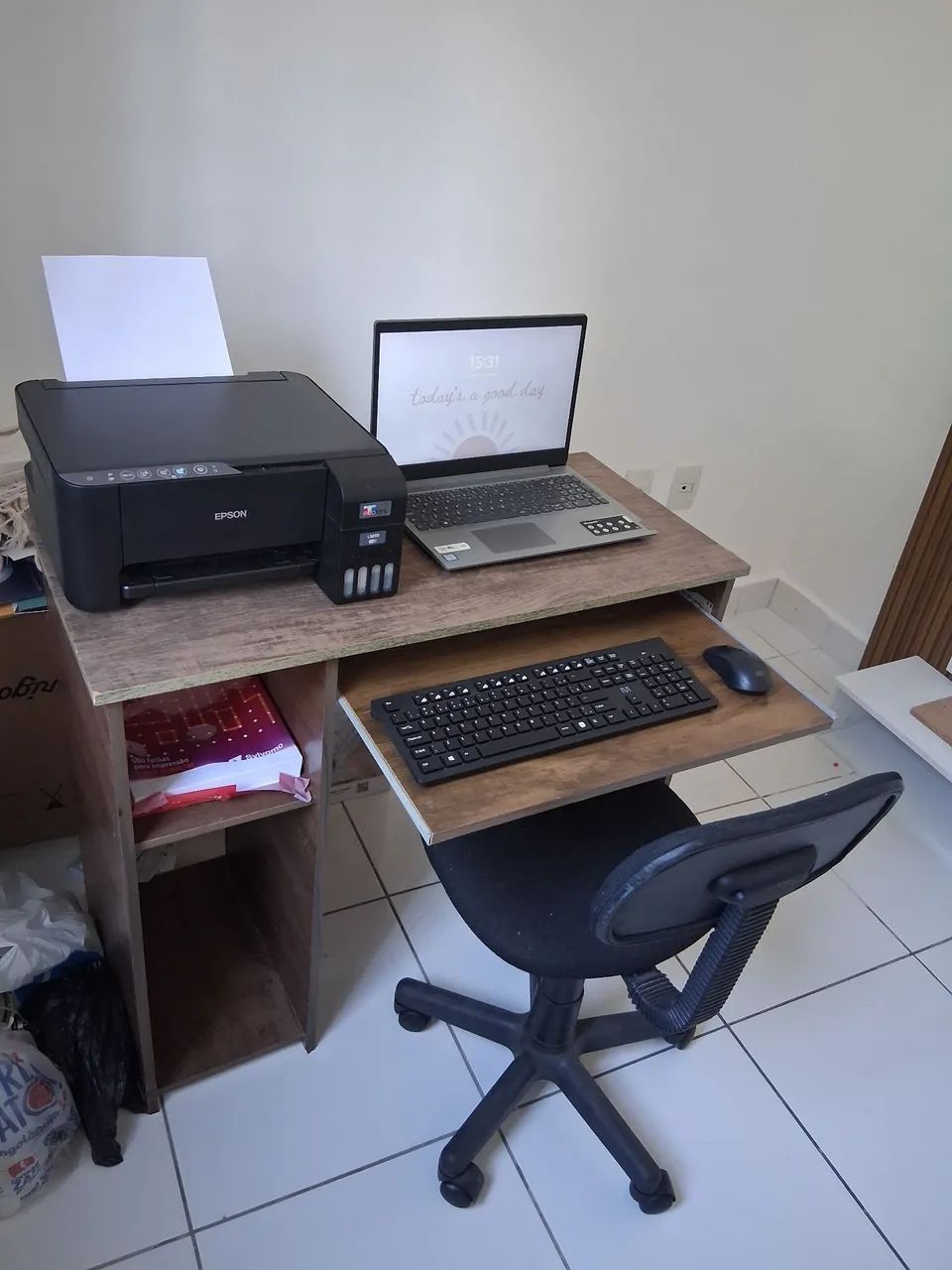 Escrivaninha e cadeira
