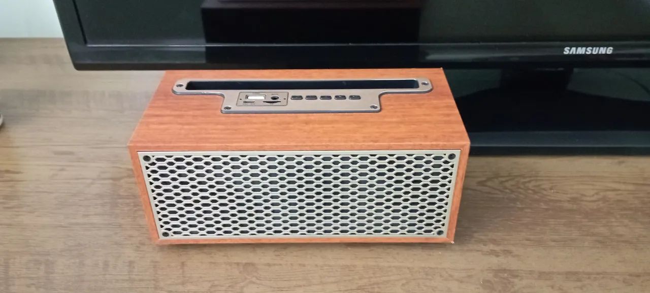 Mini caixa de som retrô (bluetooth).