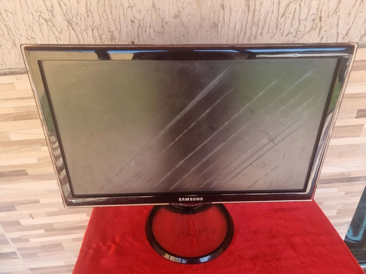 Monitor Samsung 25 Polegadas ligando  mais está com a tela manchada  para concerto 
