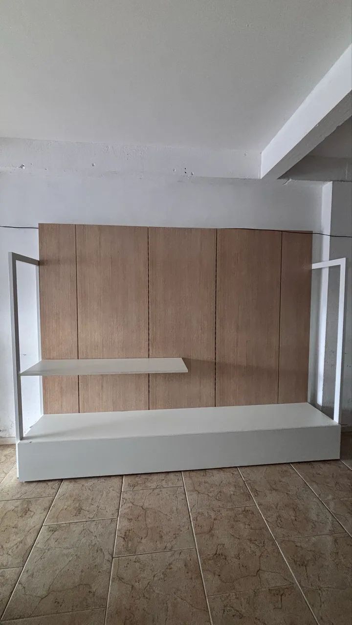 Painel de MDF com prateleiras 