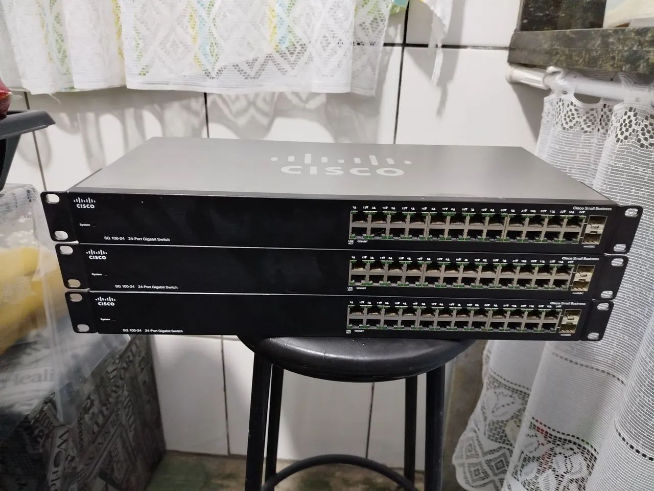 Switch gigabit ethernet cisco SG 100-24 24 portas SR2024T