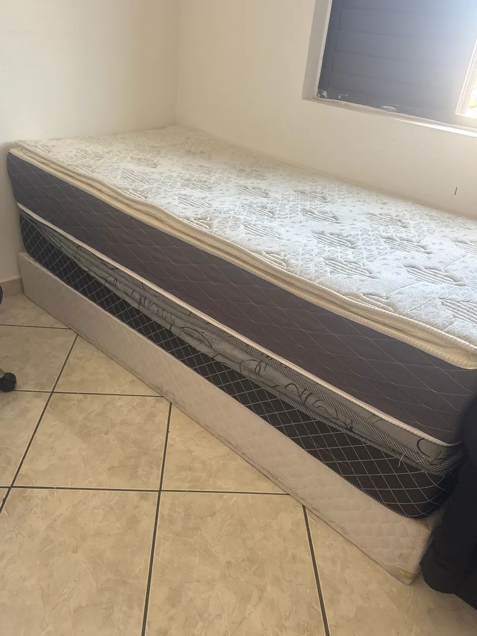 Base de cama de solteiro e dois colchões de solteiro