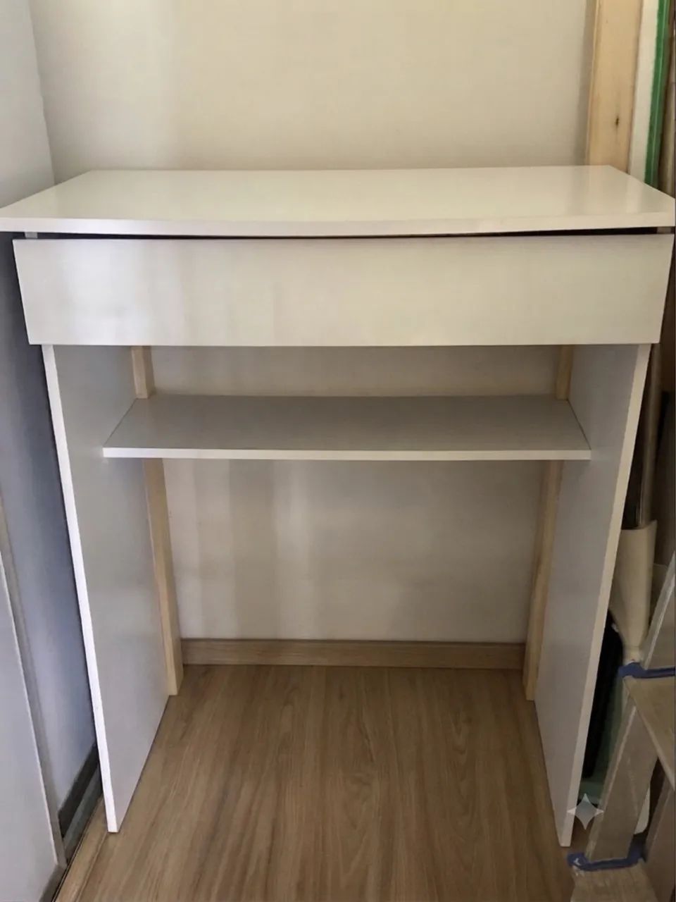 Escrivaninha com gaveta