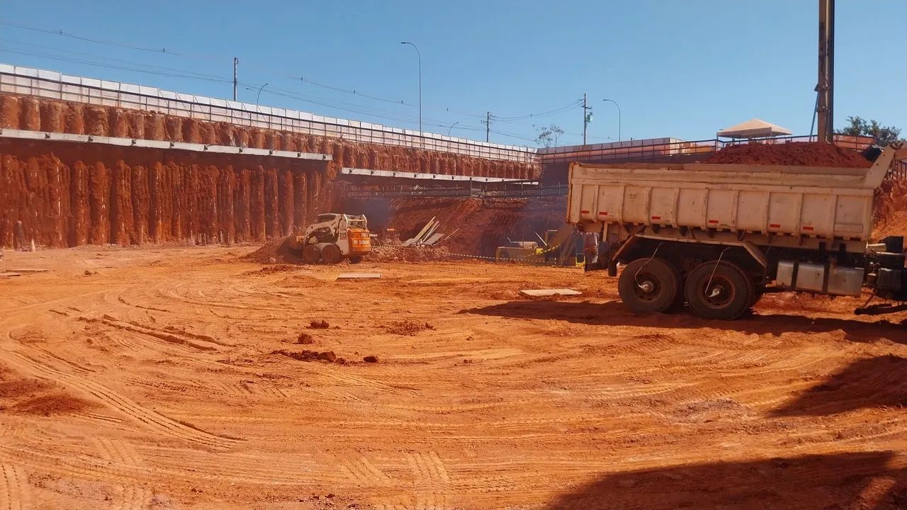 Caminhão de aterros. F * 