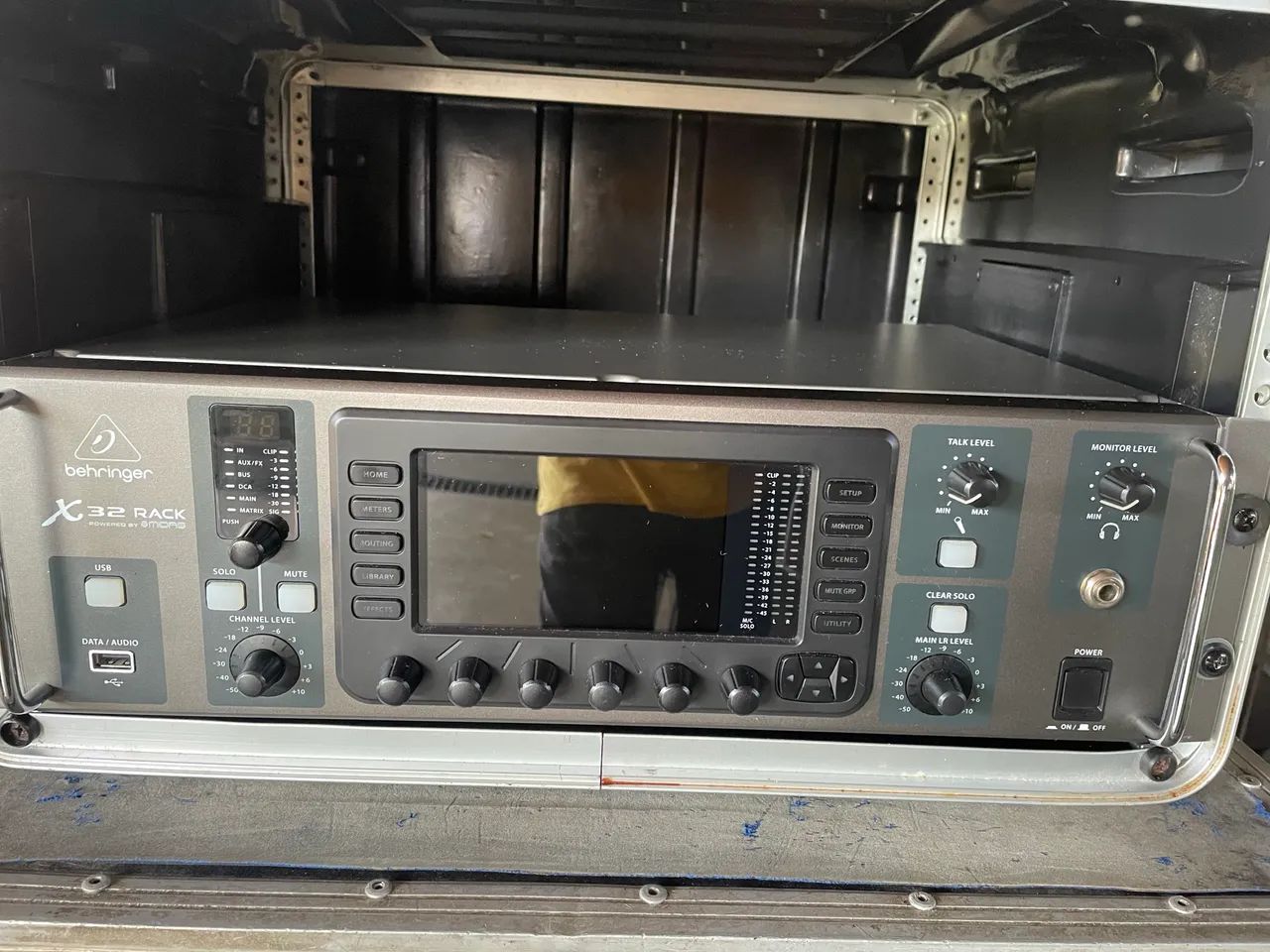 Behringer X32 RACK com case SKB