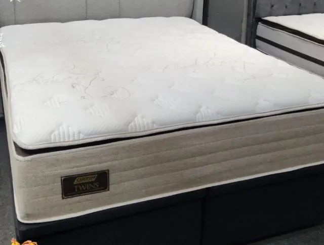    Cama Queen semi nova com base e cabeceira estofada - Foto 2
