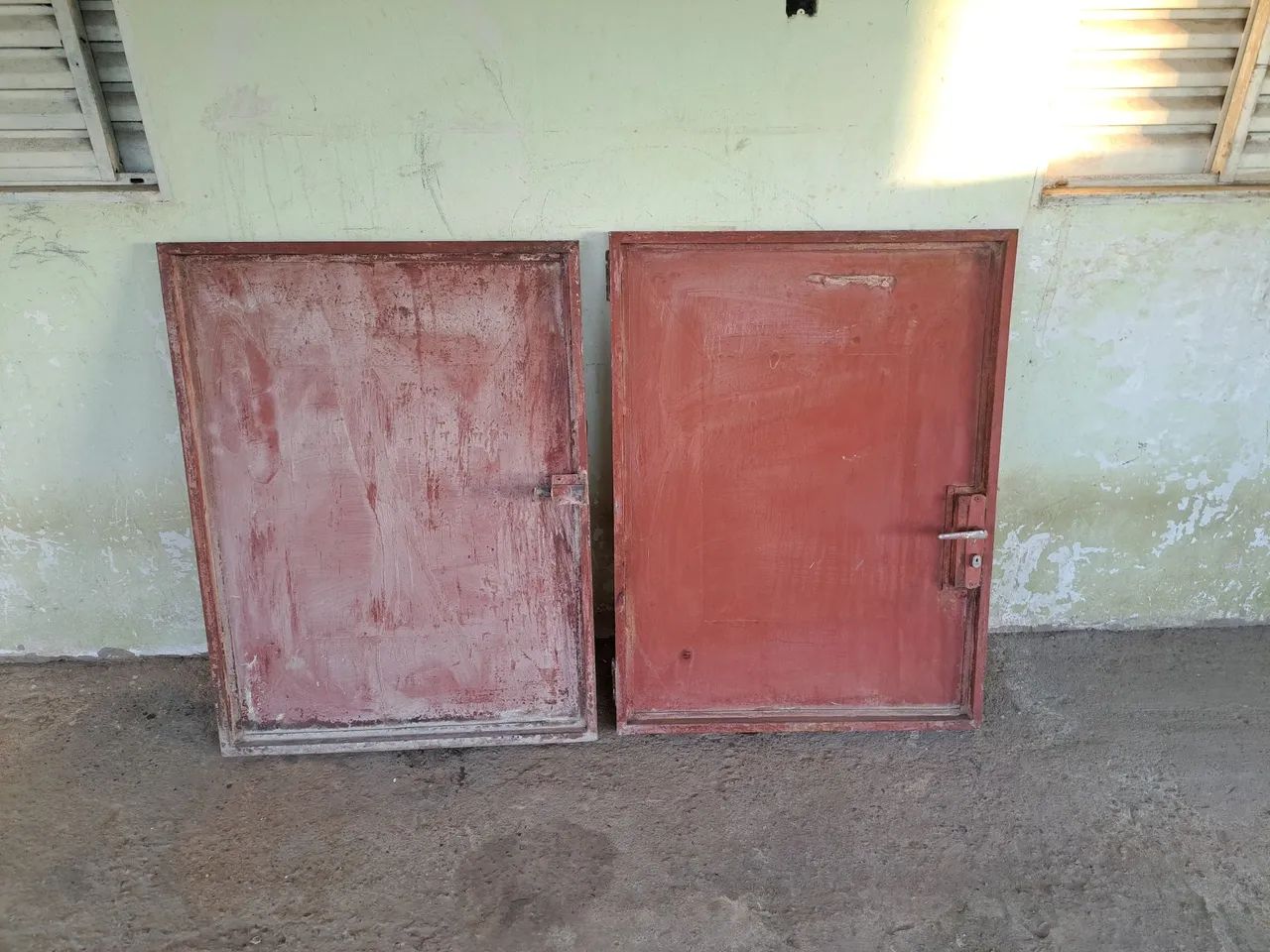 Porta dupla de ferro