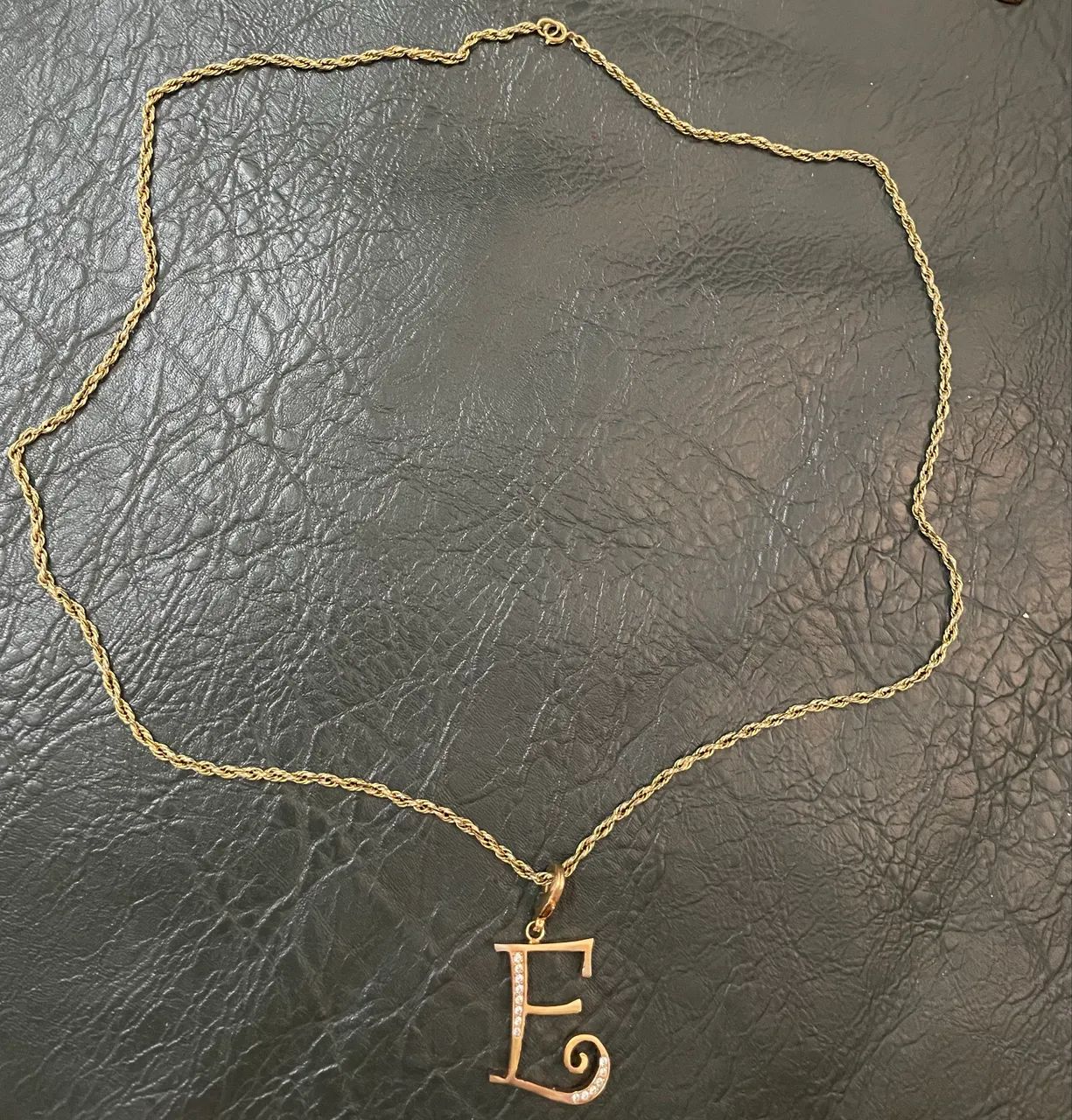 Colar vintage letra E 
