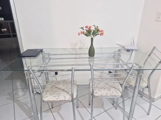 Mesa de jantar de vidro com 6 cadeiras