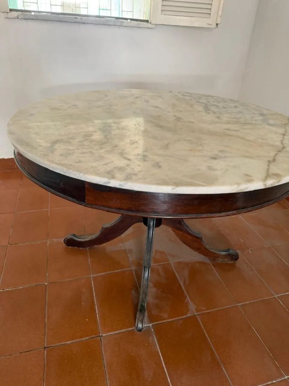Mesa de madeira maciça com mármore rústica