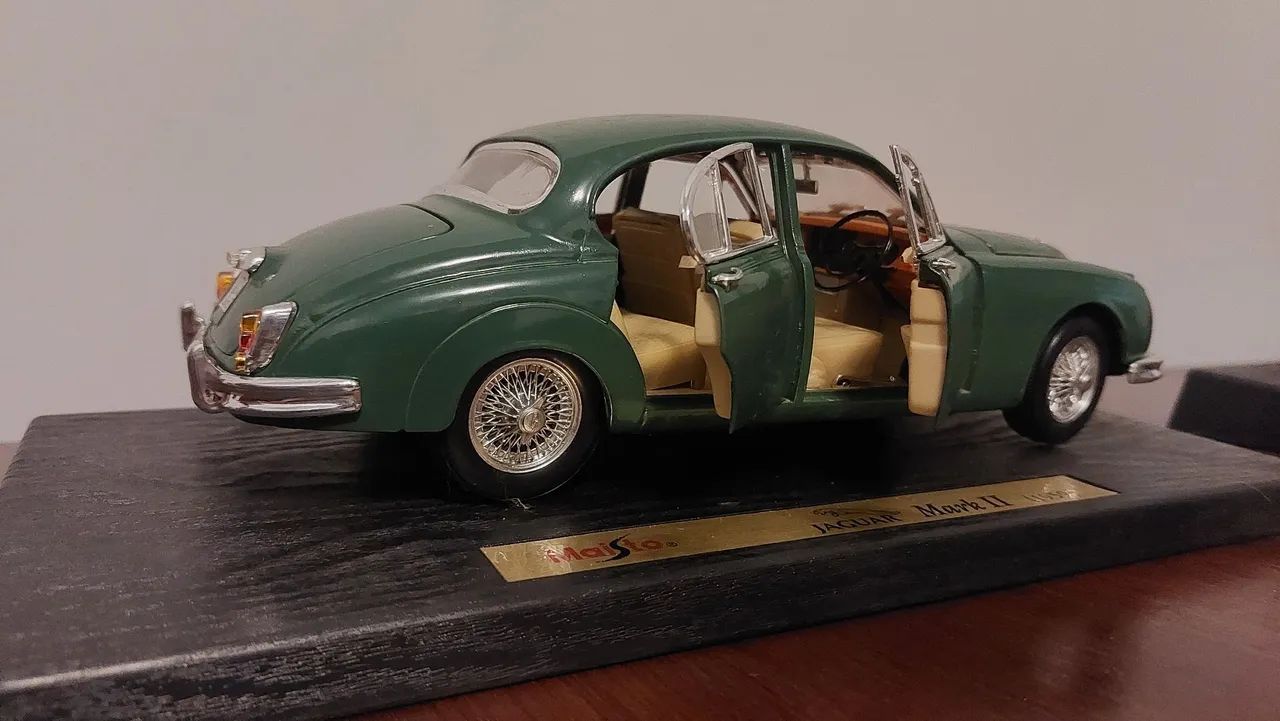 Réplica de Jaguar Mark II (1959) 1:18, Maisto. - Hobbies e