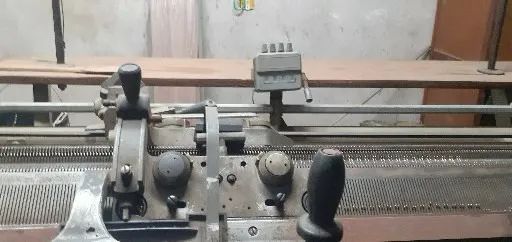 Maquina trico coppo n,7 ,precisa manutenção, valor $ 1000,00 - Foto 3