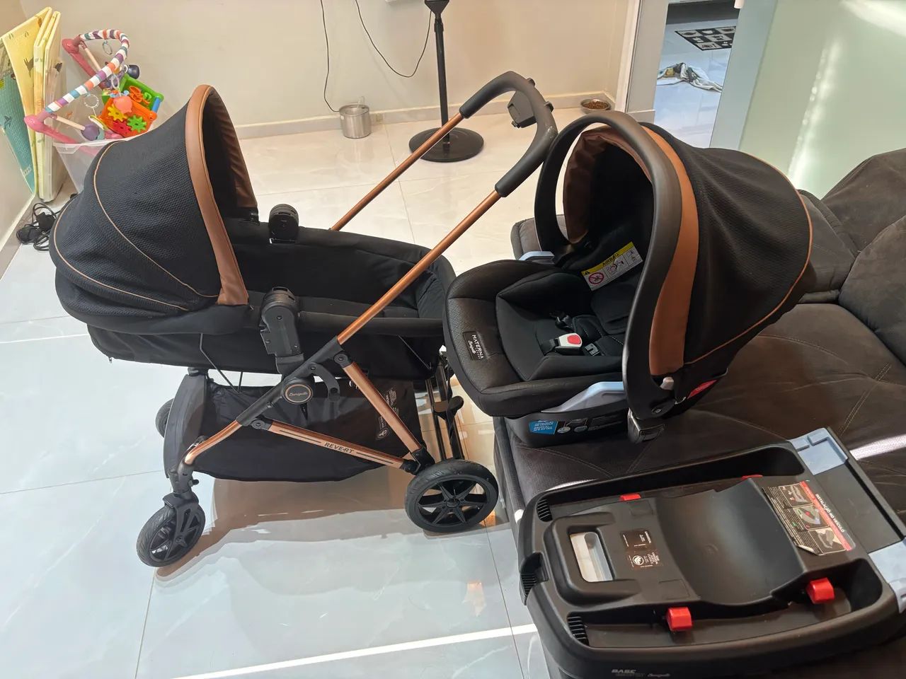 Carrinho de bebê com bebê conforto 
