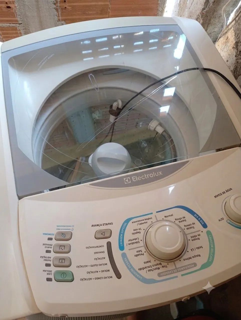 Máquina de lava funcionando 