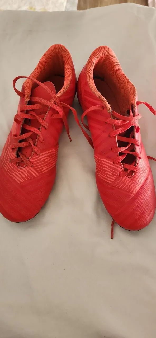 Chuteira Adidas com travas em bom estado - Foto 2