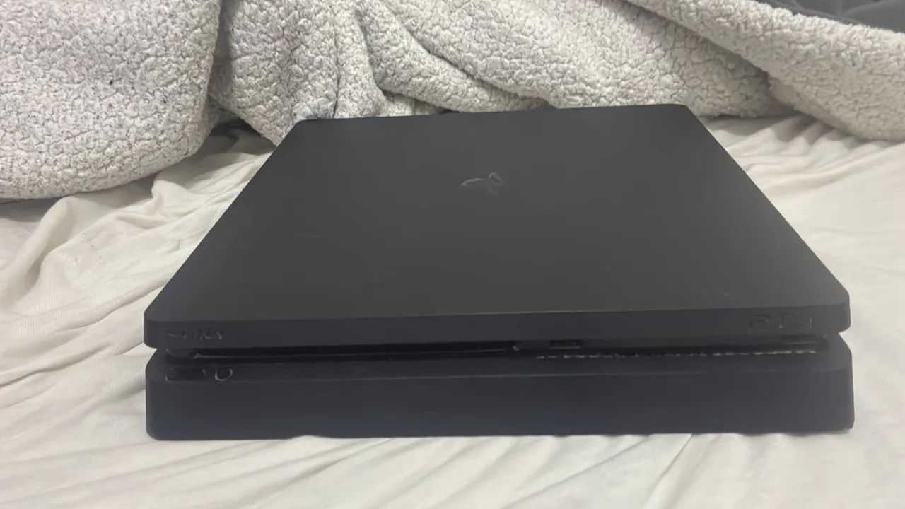 PS4 Slim + 2 Controles - Excelente Estado + Cabos - Foto 3