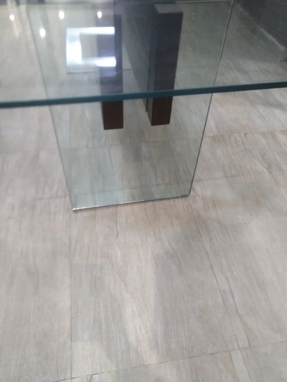Linda mesa de jantar de vidro com base de madeira e 6 cadeiras - Foto 4