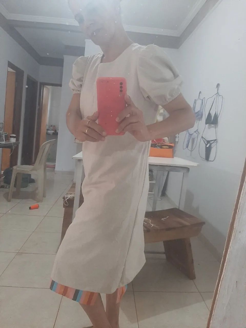 Costureira de ajustes e facção de roupa tecido plano 