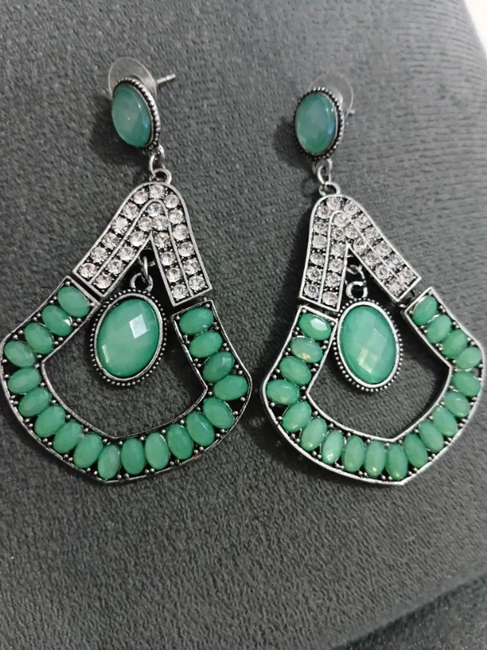 Brincos com pedras verdes - Foto 2