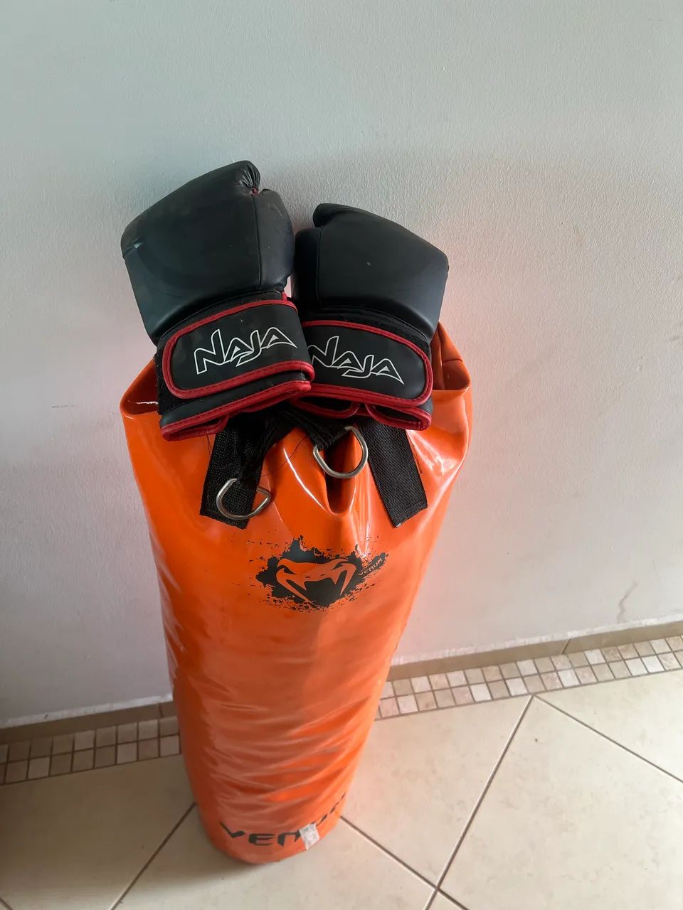 Saco de pancada venum + luva de boxe