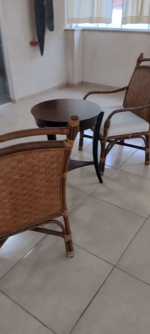 Cadeira e mesinha de centro conjunto
