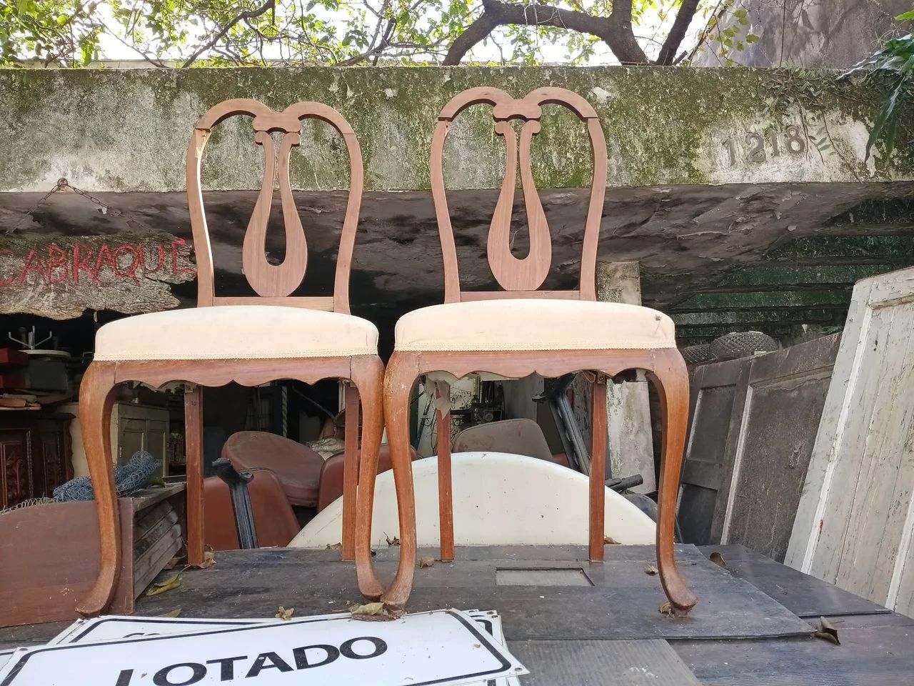 cadeiras antigas de madeira para restaurar, em estilo clássico...