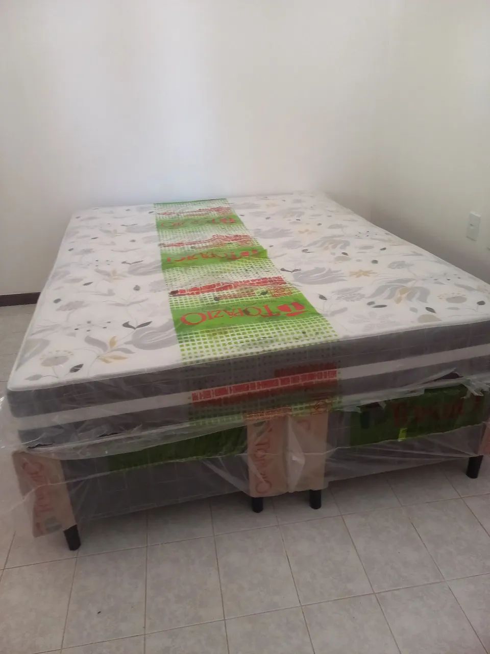 Camas de solteiro e casal ainda no plástico 