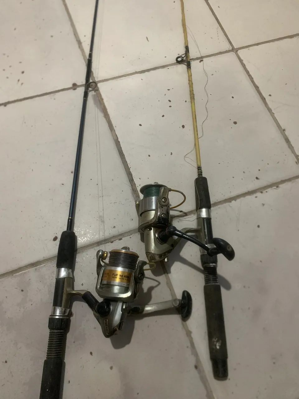 2 Vara de pesca com molinete $200