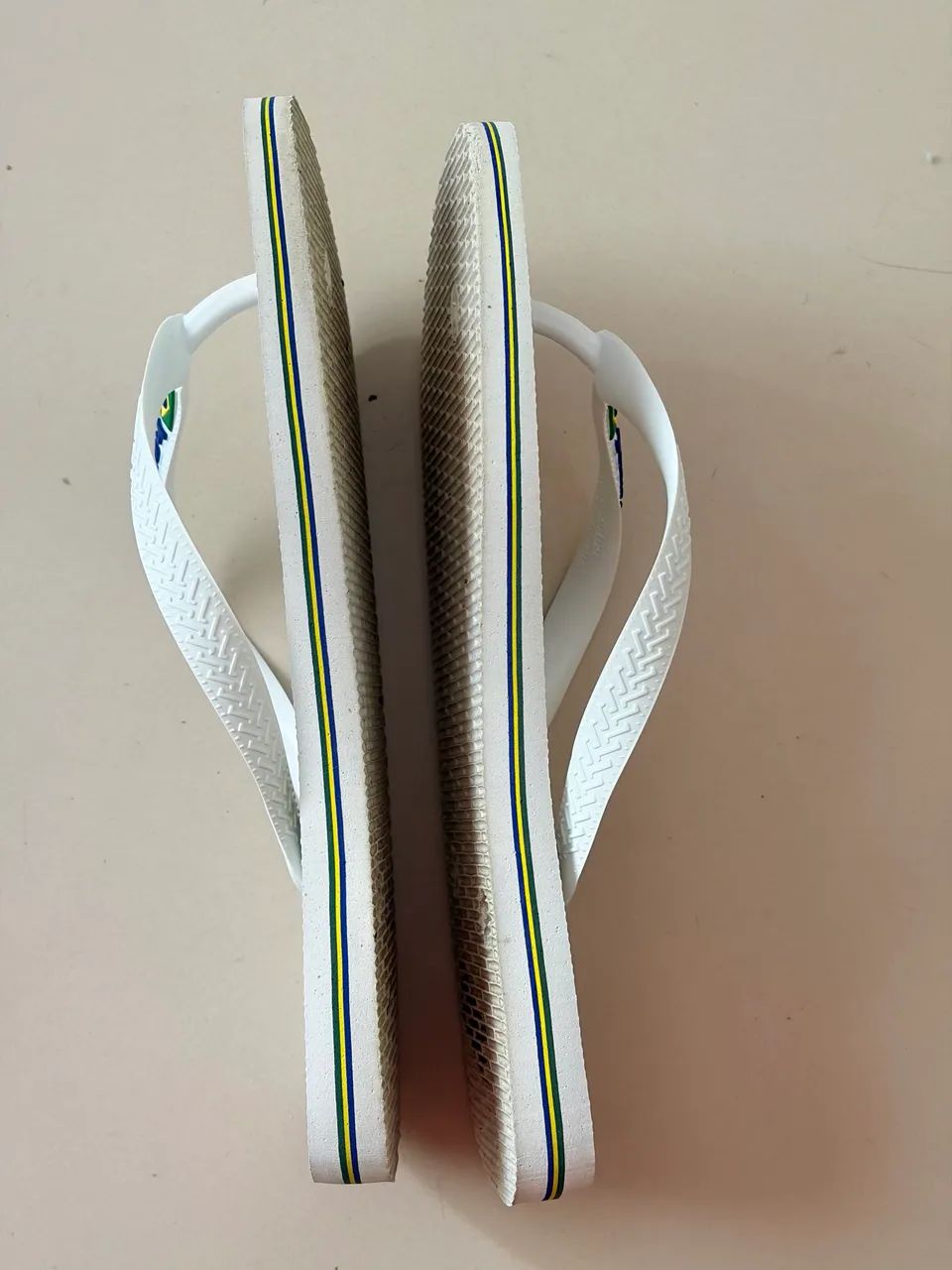 Chinelo Havaianas Branco com Bandeira - Foto 3