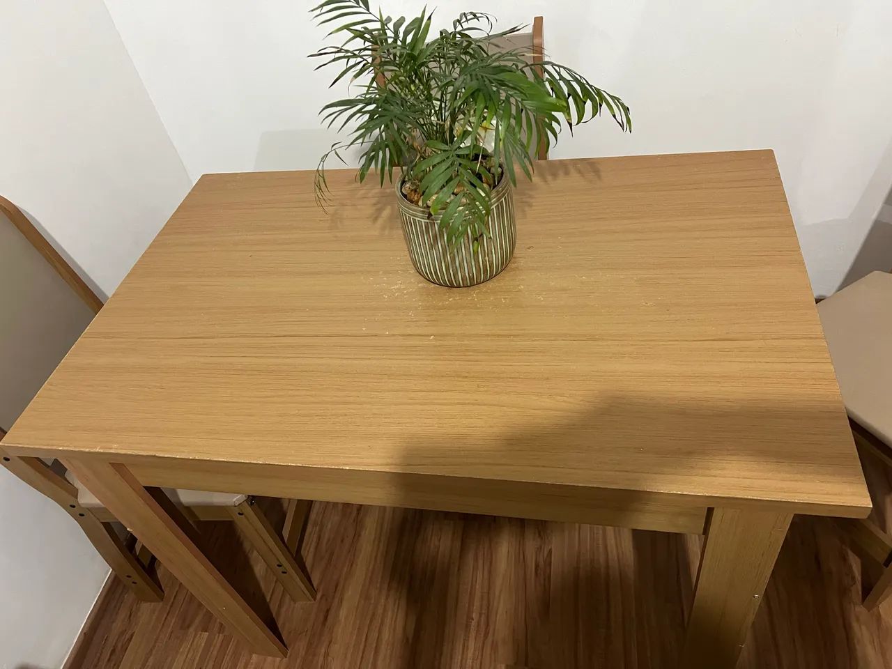 Vendo mesa de jantar com 4 cadeiras - Foto 2