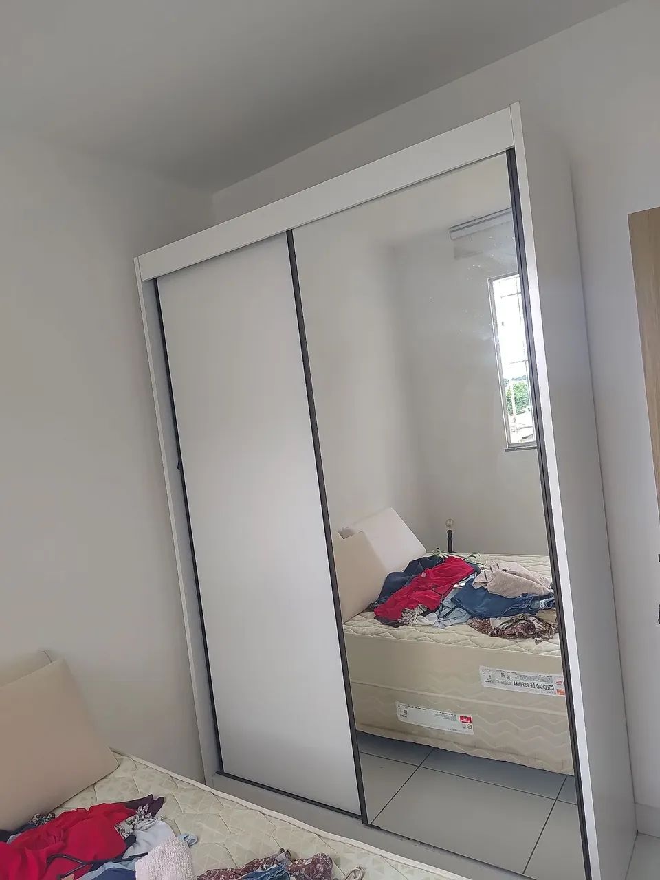 Guarda-roupa usado com espelho