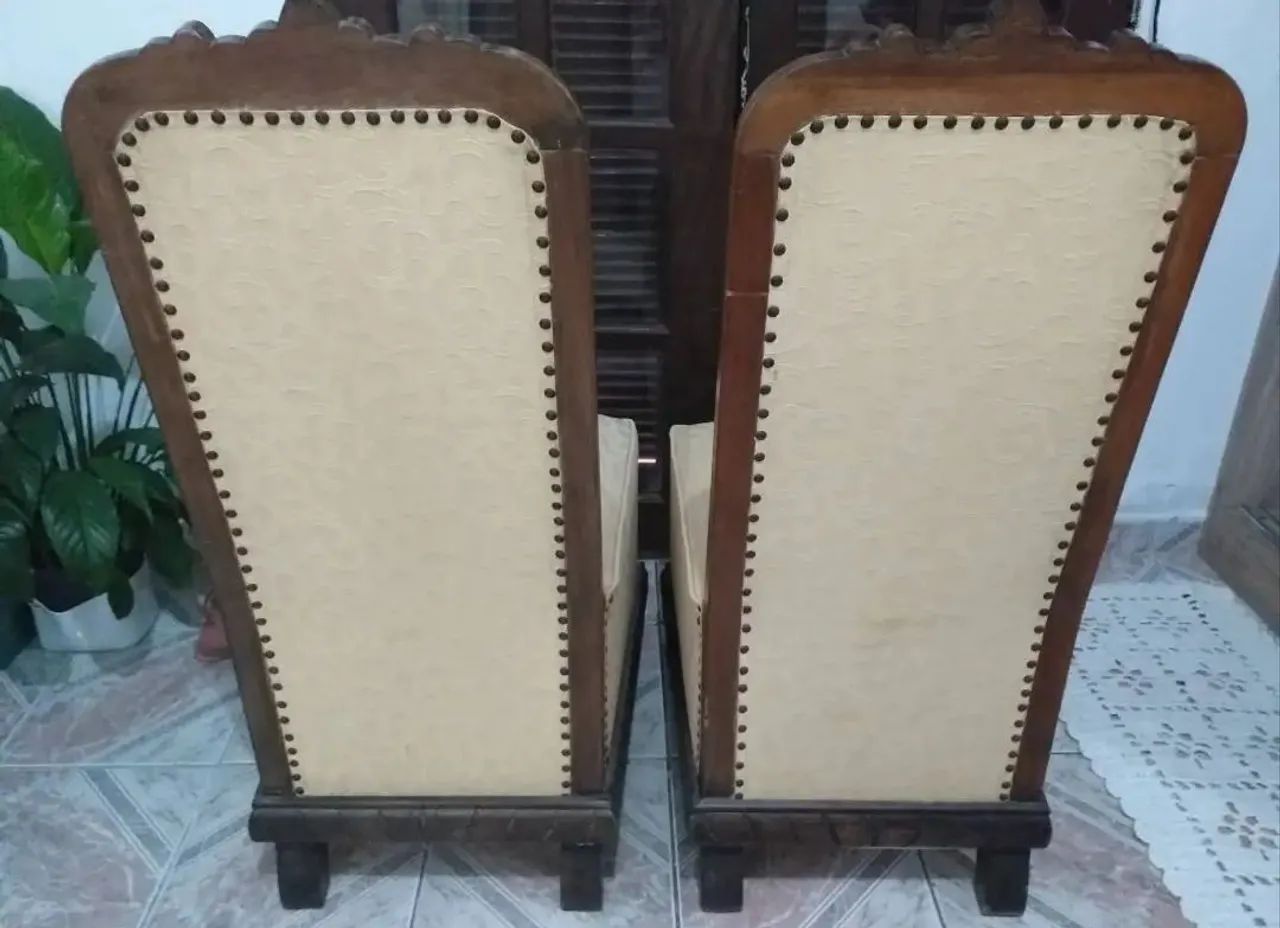 Elegantes poltronas em madeira trabalhadas  - Foto 2