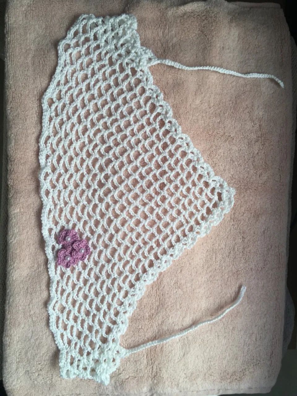 Bandana / Lenço em Crochê Branca com Flores Violeta - Foto 2
