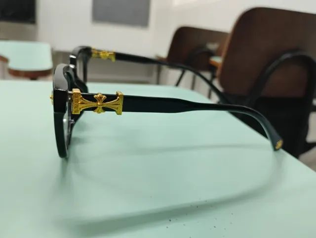 Armação preta com detalhe dourado  - Foto 2