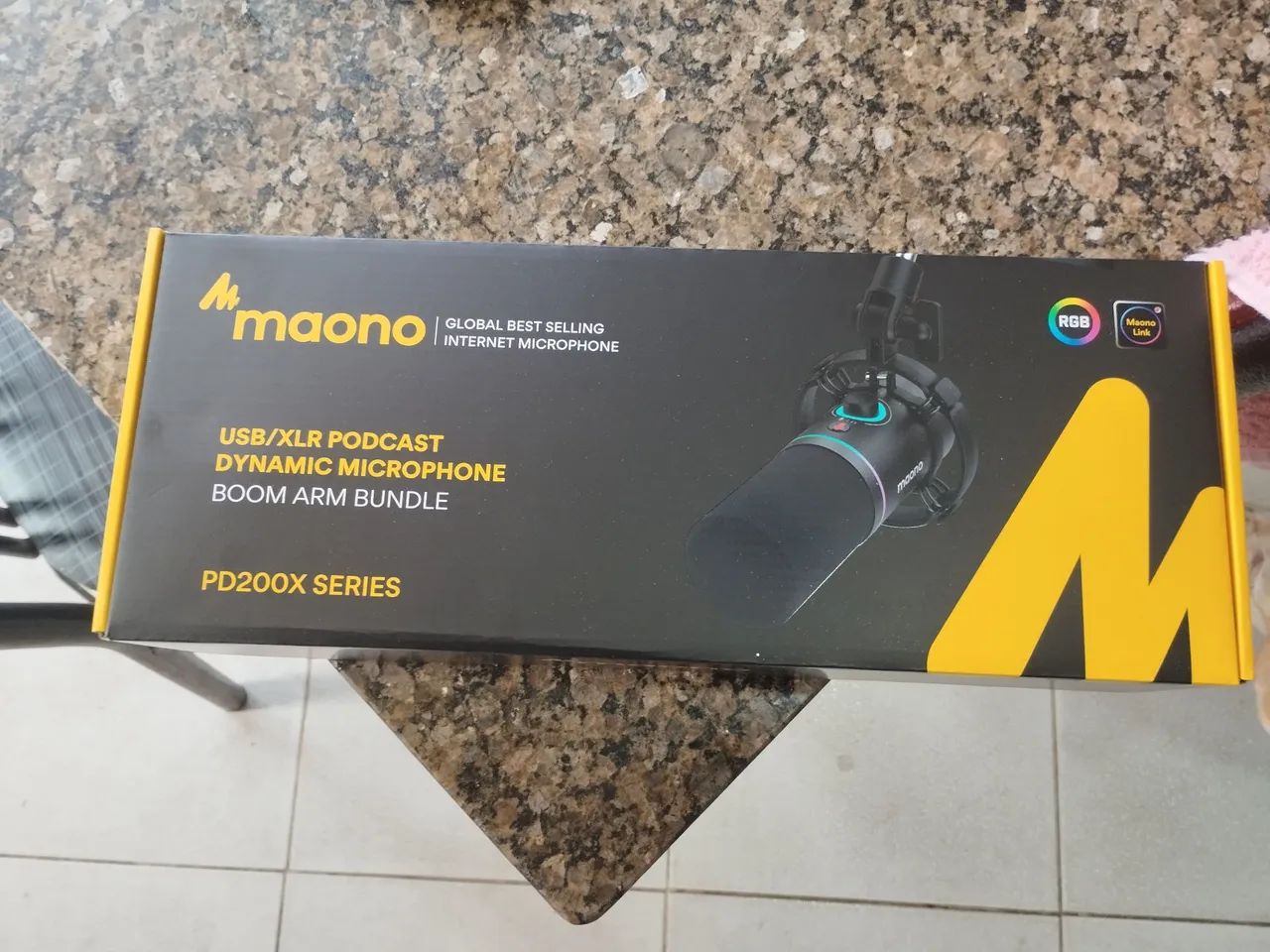 Microfone Dinâmico Maono Pd200x com braço articulado junto