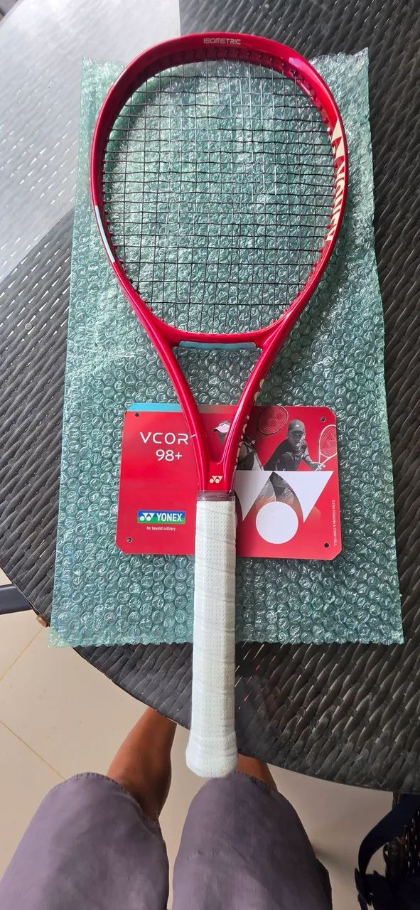 YONEX VCORE 98 ＋おまけ Raquete yonex vcore 98+ 2026 lacrada e encordoada. - Esportes de