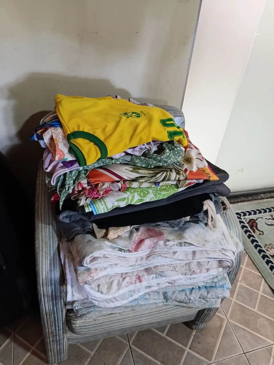 Lote de endredons e roupas 