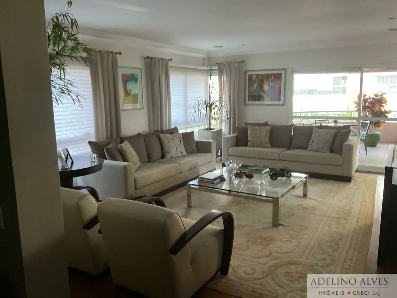 Apartamento a venda em Moema, 2 dormitórios