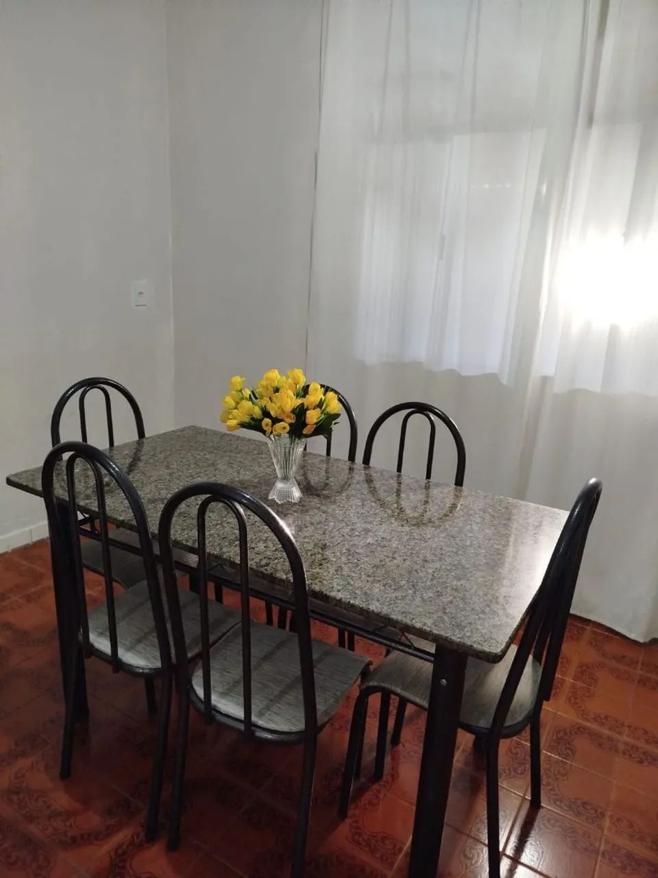 Mesa de mármore 6 cadeiras em perfeito estado 